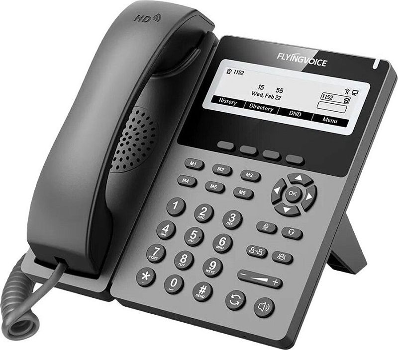 Фото-1 IP‑телефон Flyingvoice P22P, ракурс под углом: монохромный экран, программируемые кнопки M1–M6, навигационный блок OK и цифровая клавиатура, подставка и витой шнур; серо‑чёрный корпус на белом фоне для демонстрации органов управления.