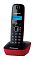 Фото-1 DECT‑телефон Panasonic KX‑TG1611RU: трубка на базе, вид спереди; чёрная трубка с синей подсветкой дисплея, красное основание базы, цифровая клавиатура и круглая навигация; на белом фоне — важно показать цветовое исполнение и фронтальный вид кнопок.