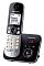 Фото-1 DECT‑телефон Panasonic KX‑TG6821RU с автоответчиком: трубка рядом с базой, ракурс 3/4; чёрная база с красным числовым индикатором и круглым блоком кнопок, трубка чёрно‑серебристая с монохромным экраном и цифровой клавиатурой; на белом фоне — важно показать связку «трубка + база автоответчика» для выбора модели.